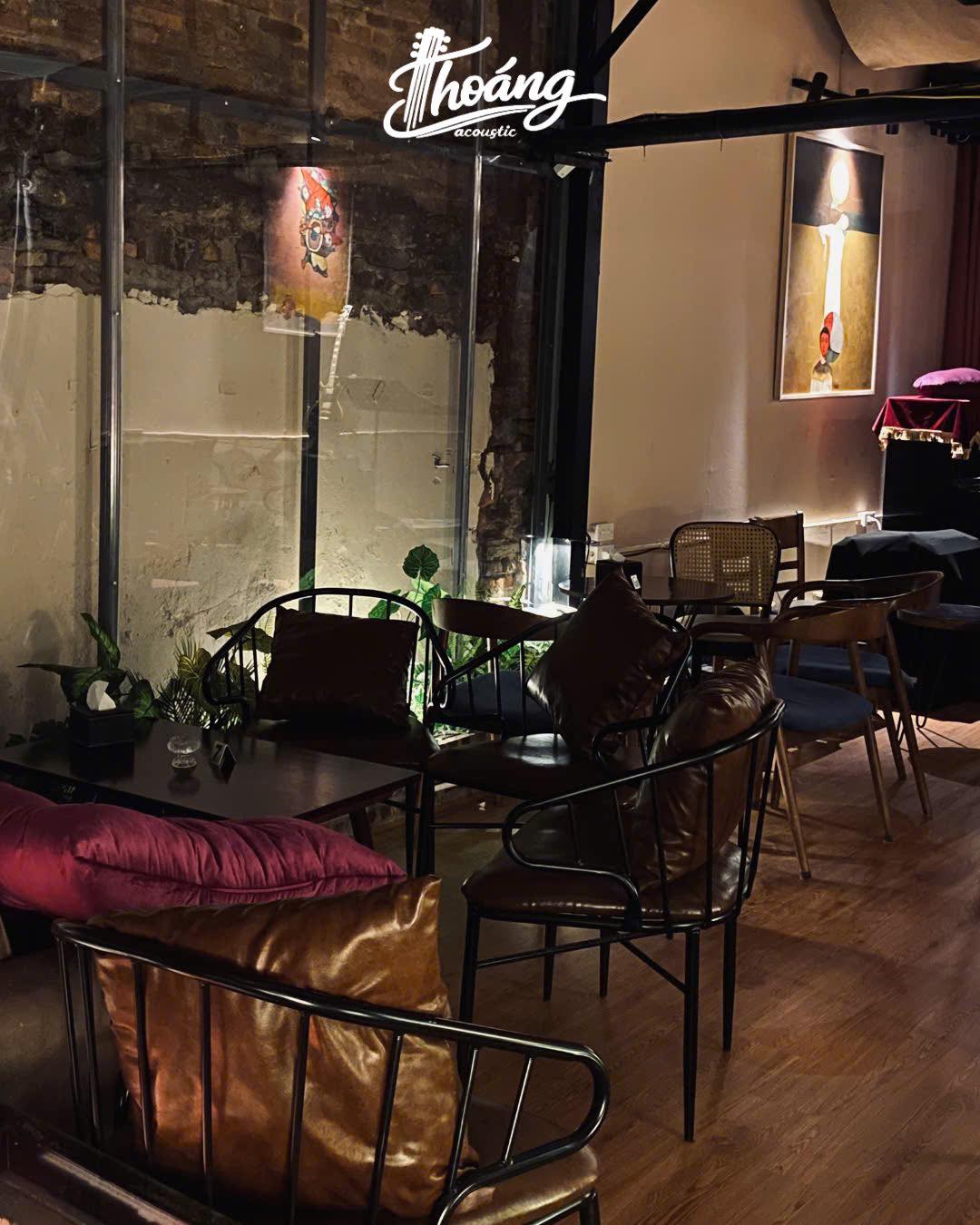Warm seating at Thoáng Acoustic